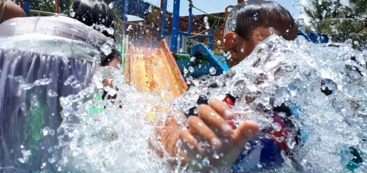 bambino in acqua in un parco acquatico
