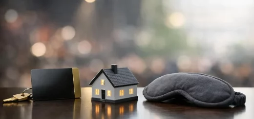 Options pour dormir après un concert à Amiens: clé d'hôtel, maison miniature, masque de sommeil. Variété de choix pour le rep