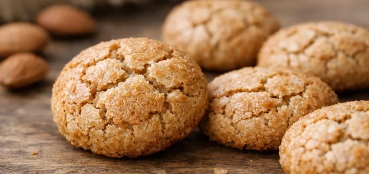 Macarons d'Amiens, spécialité picarde traditionnelle. Biscuits aux amandes dorés et craquelés, présentés avec élégance.