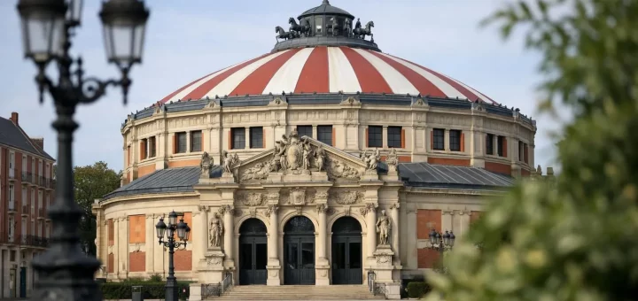Extérieur majestueux du Cirque Jules Verne à Amiens, patrimoine vivant. Ses rayures rouges et blanches emblématiques sous un