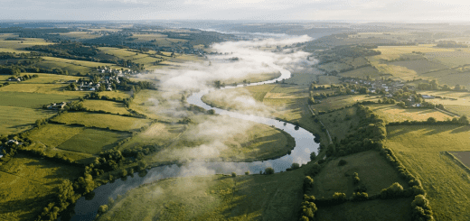 Vue panoramique de la vallée de la Somme serpentant entre les collines verdoyantes – Atlas des Paysages de la Somme